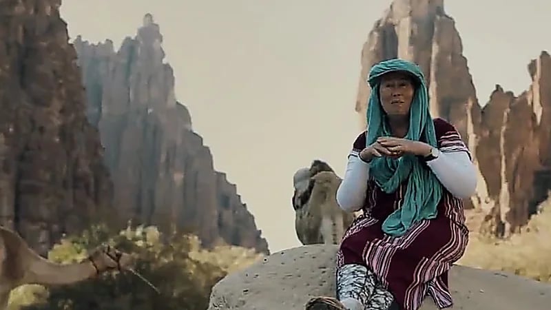 أليس تجوب المملكة سيرًا على الأقدام وتكتشف كنوزها الطبيعية.. فيديو