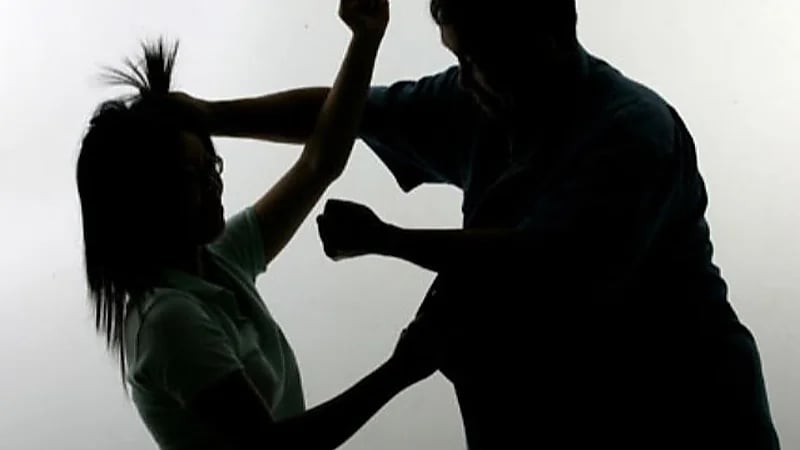 أب يعذب بناته الـ3 في المنزل انتقامًا من زوجته بعد انفصالهما