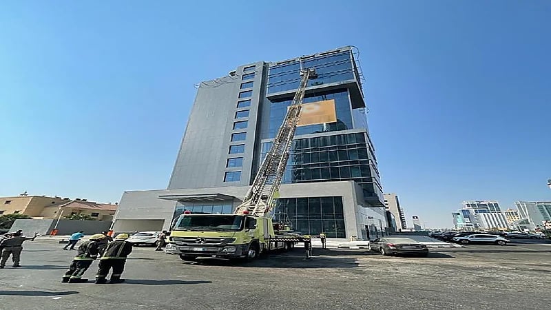 مدني الخبر ينقذ شخصين علقا على رافعة بحي اليرموك