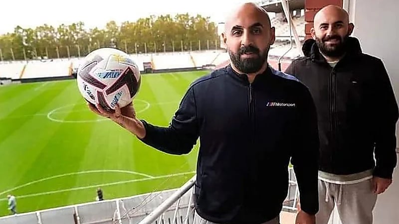 عراقيان يلتقطان كرة فالفيردي الشهيرة ويرفضان بيعها