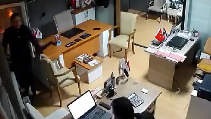 بالفيديو.. شاب يستغفر ويقفز من النافذة منتحرًا