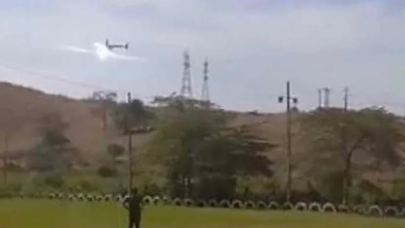 بالفيديو.. حادث مرّوع لطائرة تصطدم بأسلاك الكهرباء