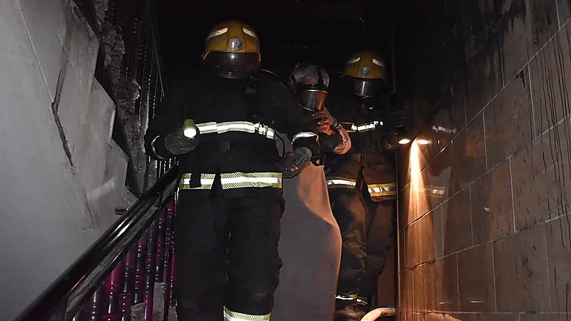 لحظة إنقاذ مقيم من حريق في تبوك