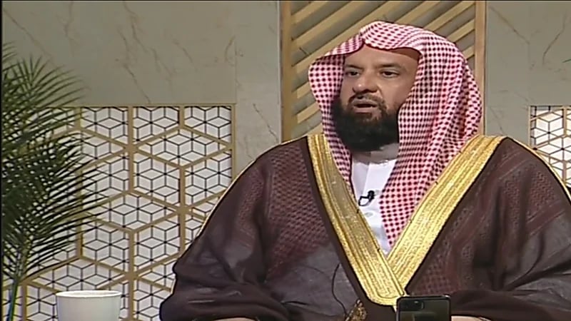 هل تجوز صلاة المرأة بدون أن تمسح على رأسها؟.. السند يجيب