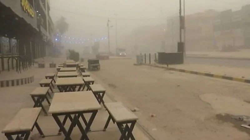 شاهد.. عاصفة ترابية تتسبب في أكثر من ألف حالة اختناق بالعراق