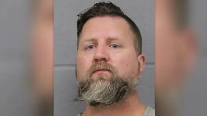 بالفيديو.. أمريكي يطلق النار على حبيبته السابقة بعدما رفضت الرجوع إليه