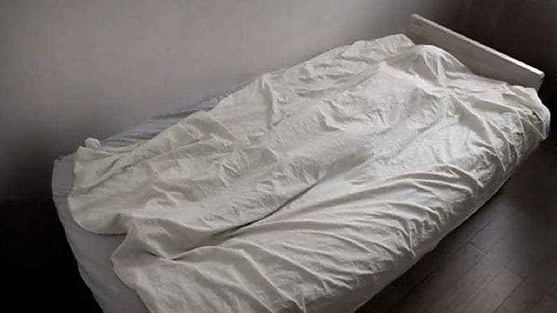 3 أشقاء يعيشون مع جثمان شقيقهم الأصغر لمدة عام!