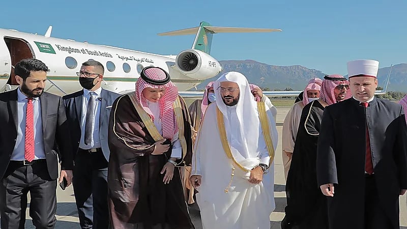 بالفيديو والصور.. وزير الشؤون الإسلامية يجري زيارة لألبانيا
