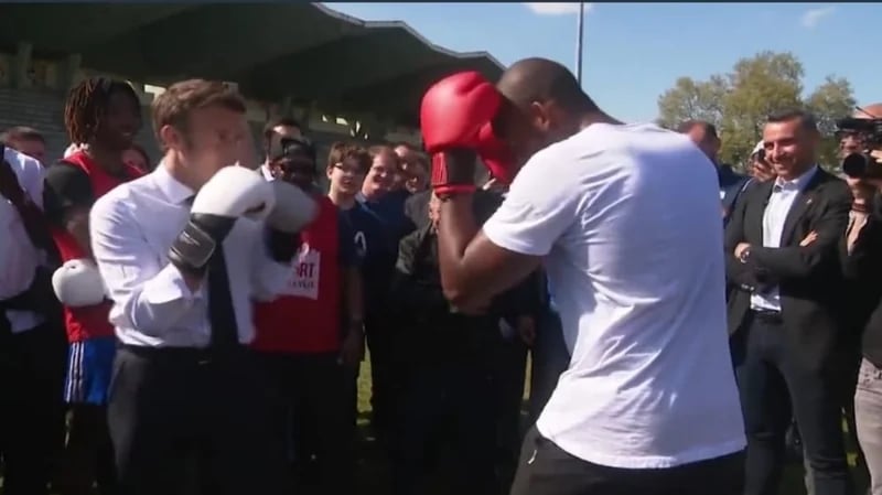 شاهد.. ماكرون يستعرض مهاراته في الملاكمة