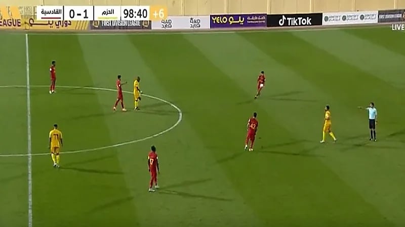 بالفيديو .. لاعب القادسية يتصرف بغرابة ويركل الكرة تجاه الحكم