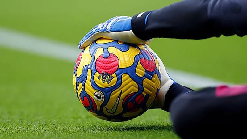 وفاة لاعب كرة قدم صعقًا بالكهرباء خلال لعبه