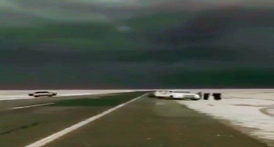 بالفيديو.. سحابة خضراء تثير رعب المارة بتبوك