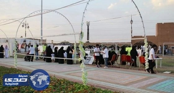 " شارع الفن " يجذب زوار مهرجان الورد والفاكهة بتبوك