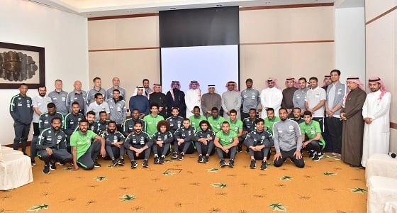بالصور.. سفير المملكة يزور بعثة المنتخب بالكويت