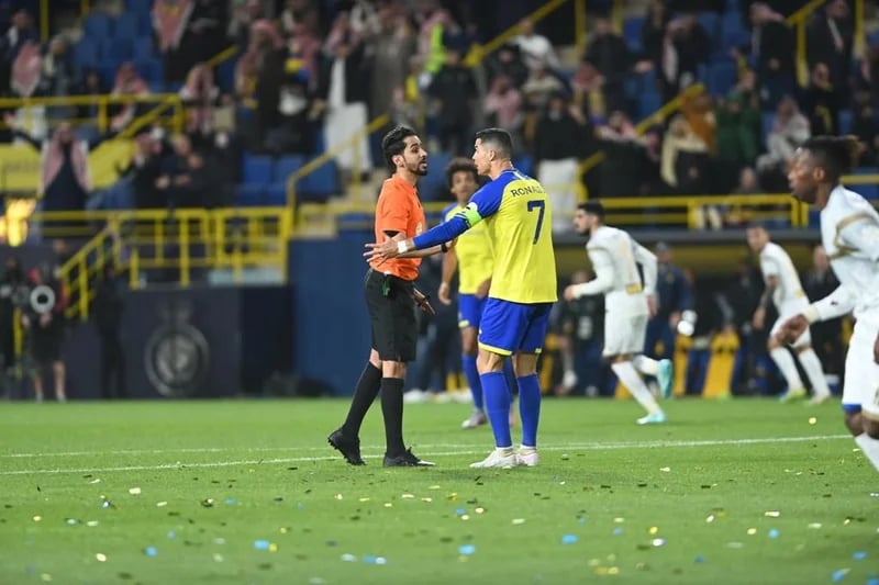 هدف النصر في مرمى التعاون يثير الانتقادات