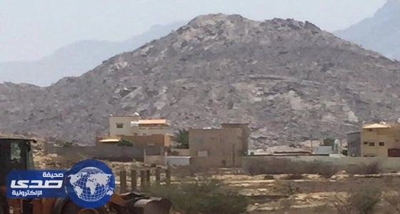 بلدية عمساء البارق تزيل إحداثات 500 متر مربع بأرض حكومية