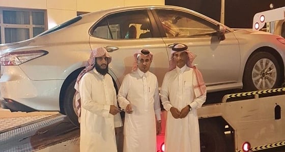 بالصور.. أبناء " المتوفاة المنسية " يتسلمون سيارة تبرع بها نائب أمير عسير