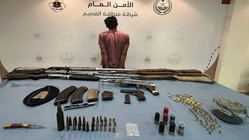 القبض على مروج وضبط مواد مخدرة وأسلحة نارية بالقصيم
