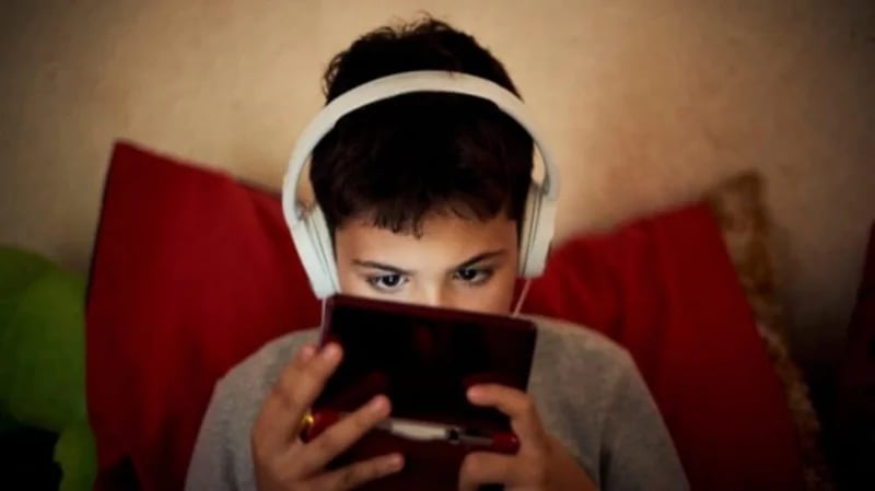 "الخضيري" يوضح تأثير الأجهزة الإلكترونية على الأطفال