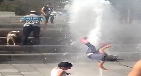 فيديو صادم لطفلة تطير في الهواء بسبب نافورة مياه يحقق 10 مليون مشاهدة