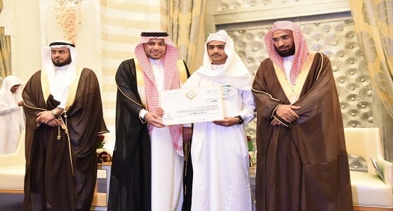 الرويس يكرم معلما وطالبا فازا في مسابقة القرآن والسنة 41 