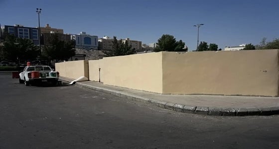 بالصور.. طمس الكتابات الجدارية المشوهة للمظهر العام بمكة