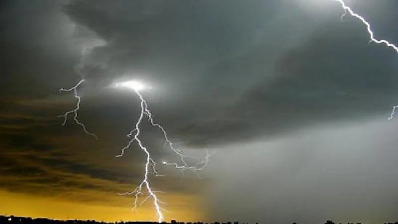 صاعقة رعدية تقتل شاب وتصيب آخريْن أثناء نزهة بالمخواة