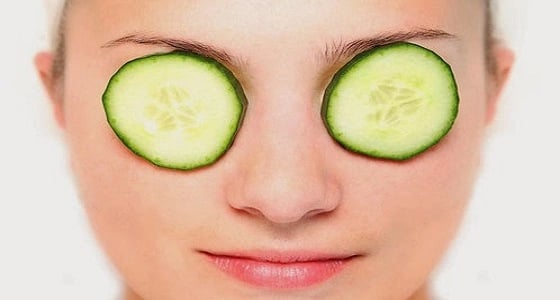 الخيار وشرب السوائل أفضل علاج لانتفاخ العين