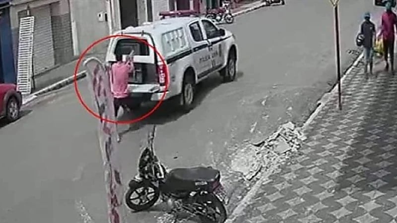 شاهد.. هروب سجين من سيارة شرطة أثناء سيرها