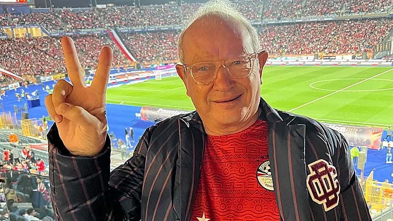 تعليق الملياردير نجيب ساويرس بشأن توزيعه أموالاً على الجماهير