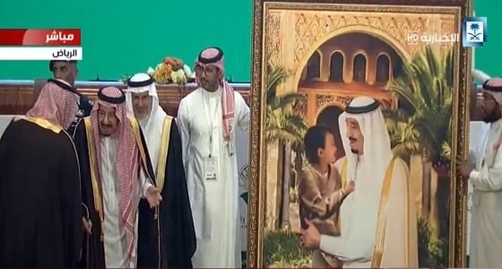 بالصورة.. لوحة معبرة عن دعم خادم الحرمين للأعمال الإنسانية