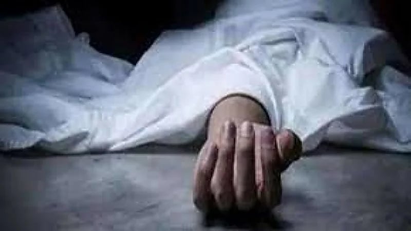 امرأة تقتل ابنتها وتدعي تعرضها للصعق الكهربائي بسبب الشك في سلوكها 