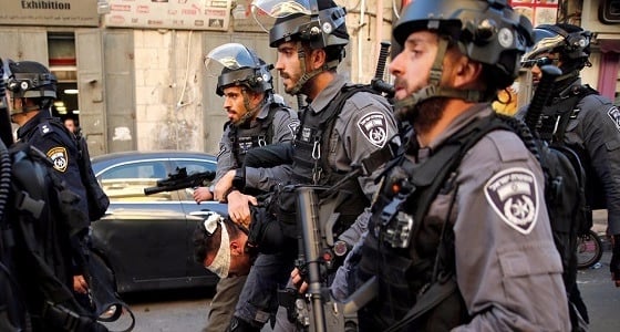 بالفيديو.. قائد فرقة بإسرائيل يسرق فاكهة فلسطيني