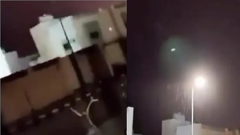 صاعقة قوية تضرب عمود إنارة في تيماء بتبوك.. فيديو