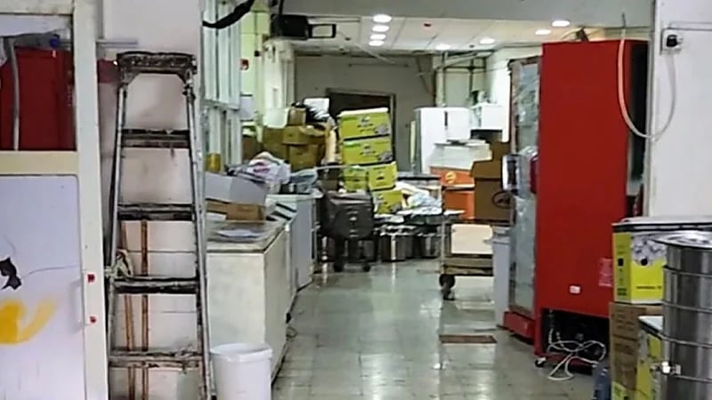 أمانة جدة تغلق معمل مخالف بحي الربوة استغلته عمالة مخالفة لتحضير المثلجات