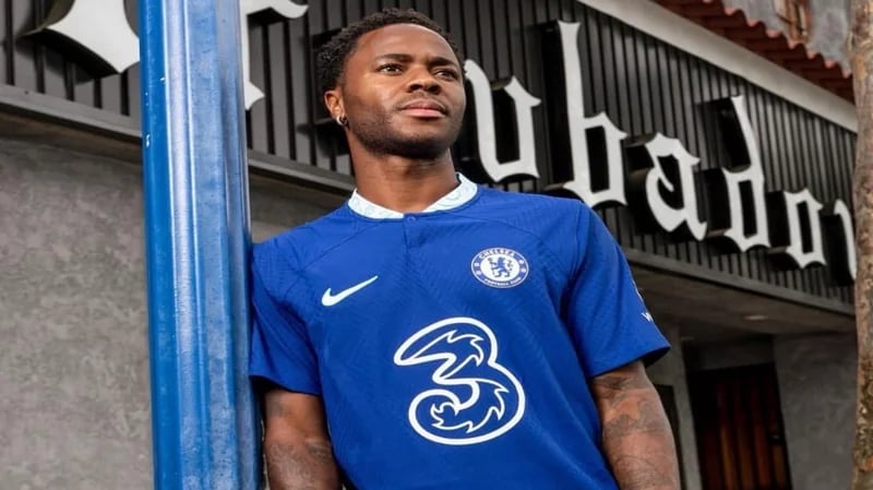 "سترلينغ": لم يخطر ببالي الإساءة العنصرية عندما وقعت مع تشلسي