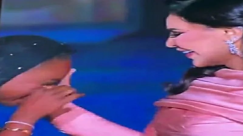 بالفيديو.. بكاء خديجة معاذ بعد إشادة "أحلام" بصوتها في موسم الرياض