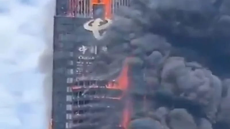 بالفيديو.. حريق ضخم يلتهم ناطحة سحاب