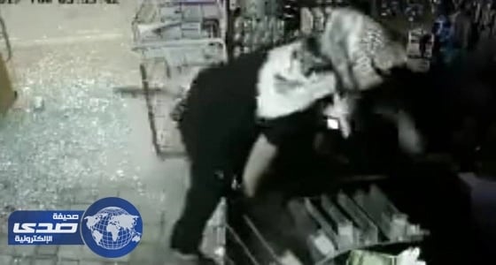 بالفيديو.. ملثم يقتحم محل تموينات ويسرق مبالغ مالية وسجائر في نجران