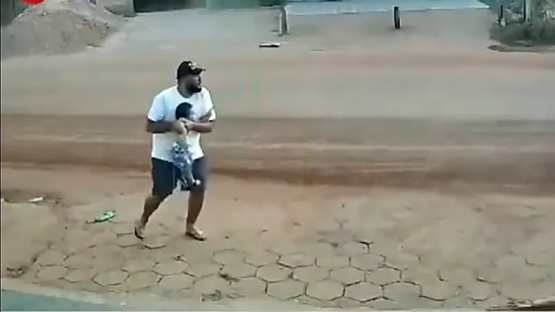 بالفيديو.. لحظة إنقاذ أب لابنه من الدهس في اللحظات الأخيرة