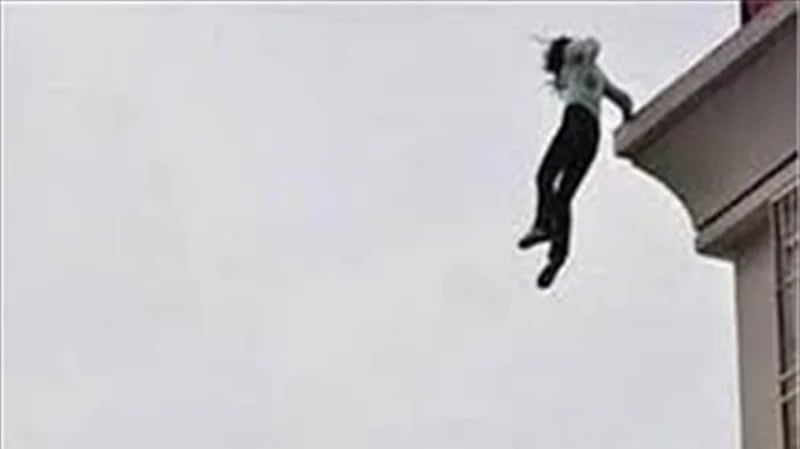 امرأة تلقي بنفسها من الطابق السادس بعد ضبطها في وضع مخل