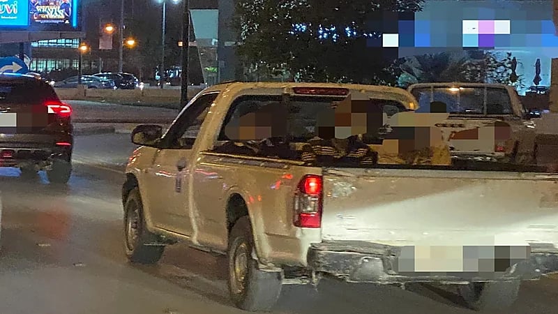 قائد مركبة يحمل أشخاصا في صندوق السيارة.. و«المرور» يتفاعل