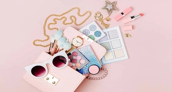 أساسيات تحتاجينها في حقيبتك لإنقاذ جمالك