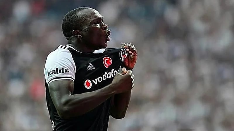 الاتحاد والنصر يتنافسان لضم فينسنت أبو بكر