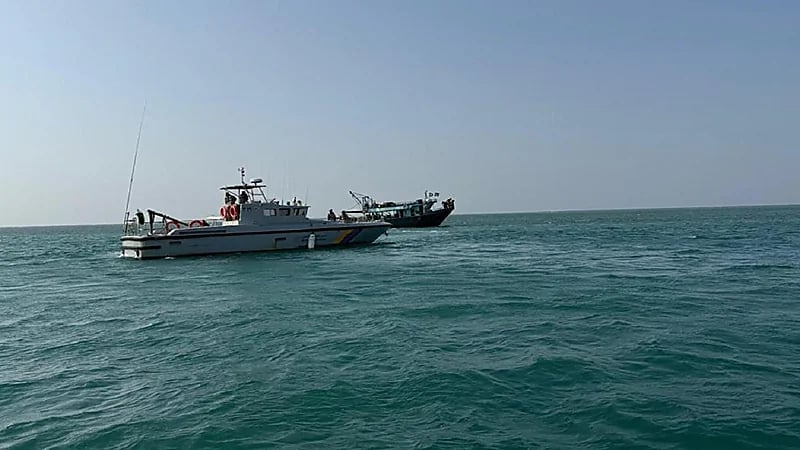 إنقاذ 5 مقيمين بعد جنوح واسطتهم البحرية في عرض البحر