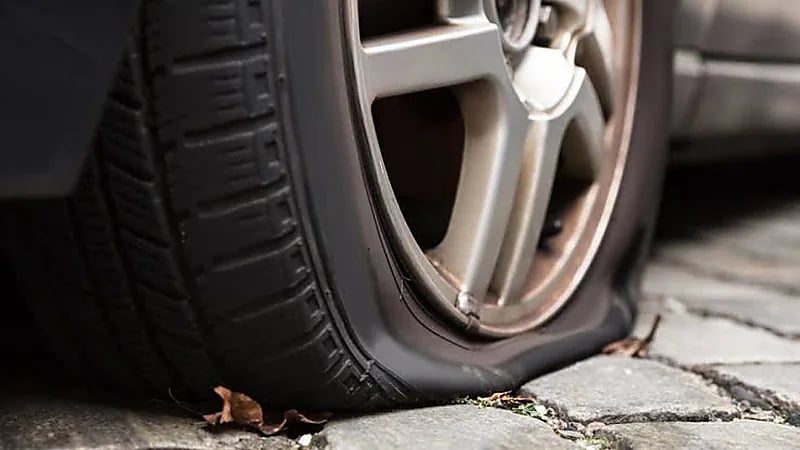 التصرف الصحيح حال حدوث ثقب في إطار السيارة