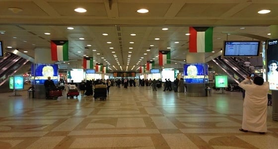 روسي يصاب بحالة هستيرية ويخلع ملابسه بمطار الكويت