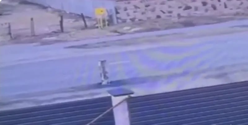 شاهد ..صاروخ روسي ينغرس وسط شارع قرب ‎كييف ولا ينفجر