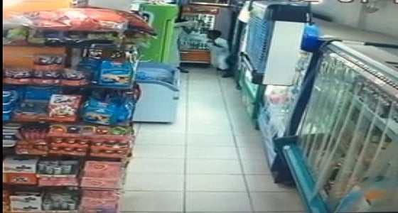 بالفيديو.. القبض على مواطن طعن آخر بألة حادة بمكة