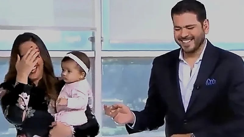 مشاهد عفوية للمذيعين رصدتها الكاميرات ستصيبك بهيستريا الضحك .. فيديو